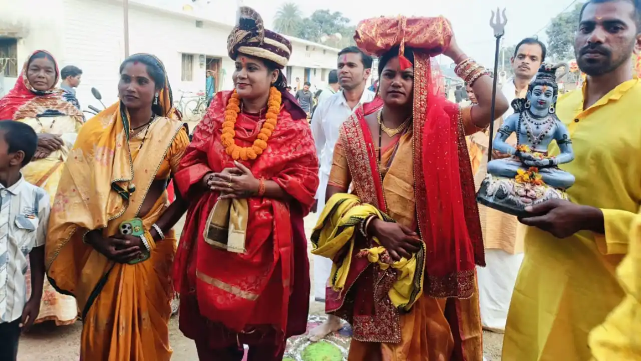 शिवमहापुराण कथा से बंधे श्रद्धालु